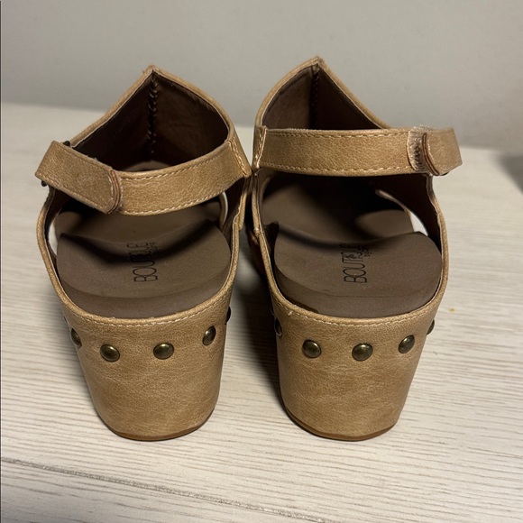 Corey’s Women's Tan Wedge Sandals - Picture 4 of 7